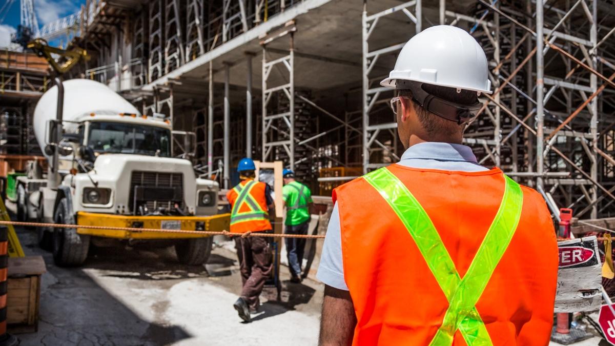Pesquisa inédita de SindusCon-SP e Falconi apresenta desafios em gestão de pessoas no setor de construção civil