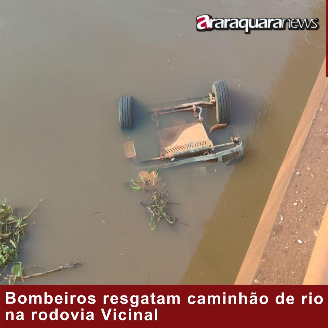 Bombeiros resgatam caminhão de rio na rodovia Vicinal