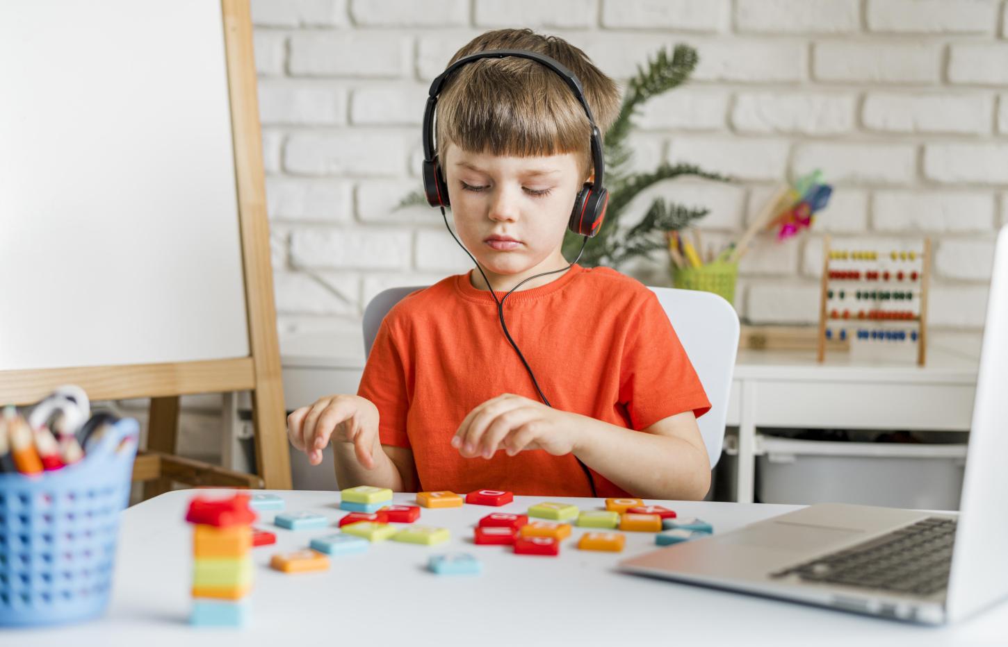 ABRIL AZUL - EDUCAÇÃO INCLUSIVA ESTIMULA DESENVOLVIMENTO DE AUTISTAS EM AMBIENTE ESCOLAR