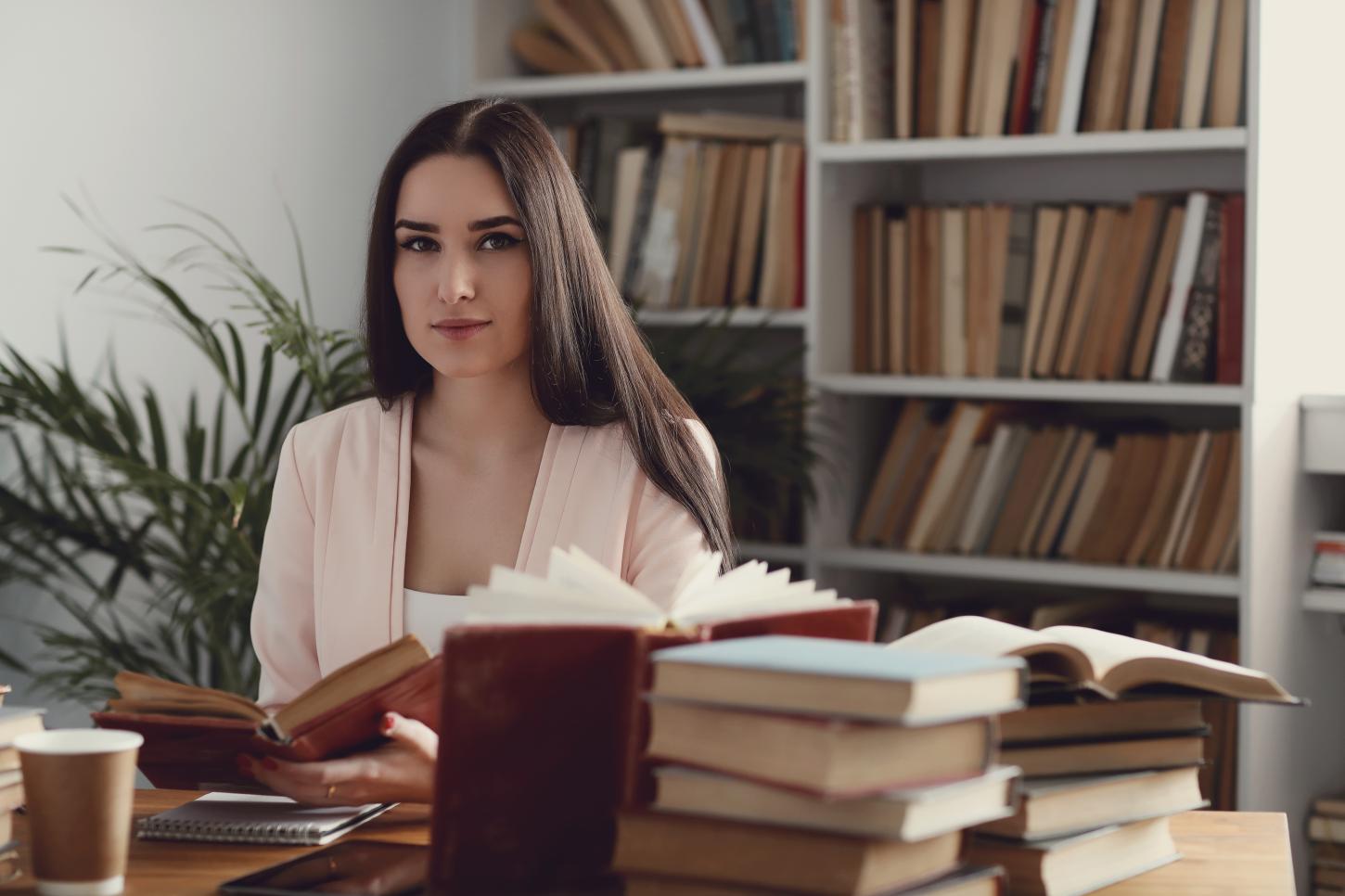 APESAR DE MAIS QUALIFICADAS, MULHERES AINDA RECEBEM SALÁRIOS INFERIORES AOS HOMENS
