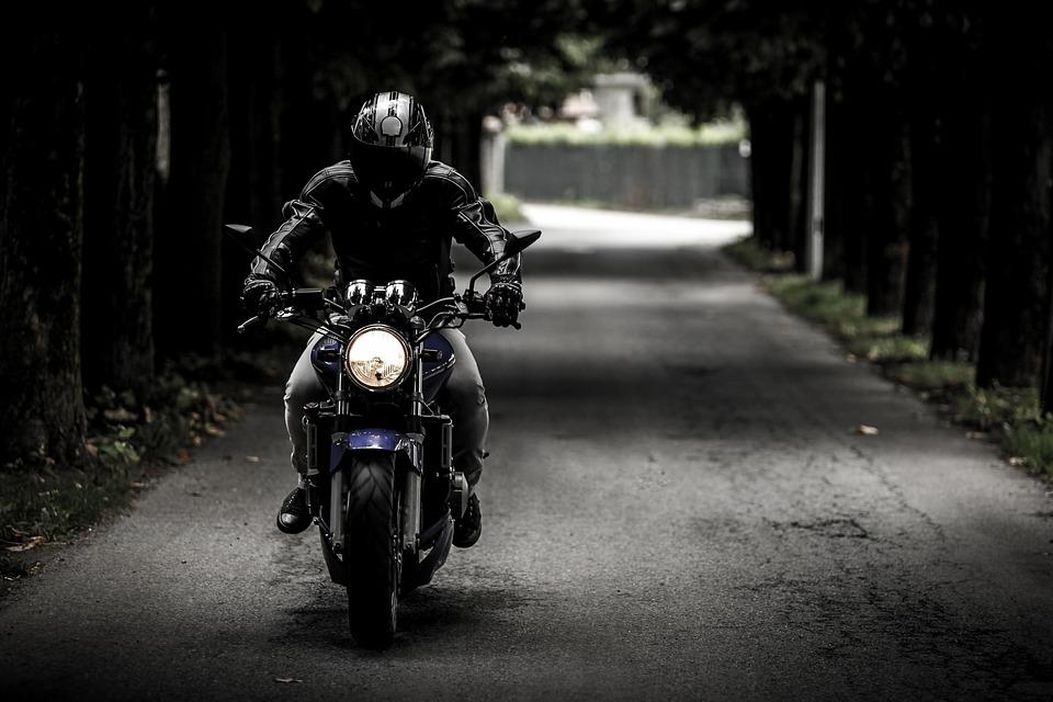 Quantos km por litro faz uma moto Triumph?
