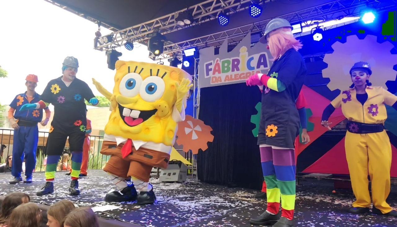 Em apresentação musical, personagens infantis alegram a tarde de domingo no Shopping Jaraguá