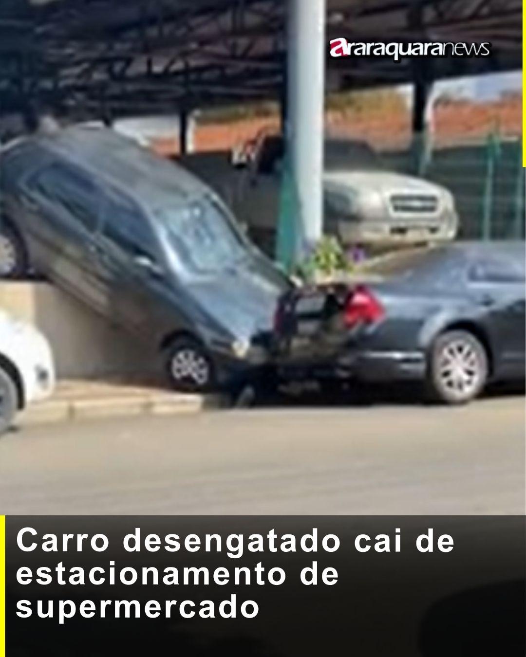 Carro desengatado cai de estacionamento de supermercado