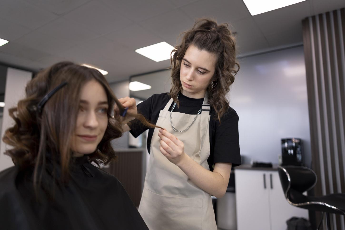 CORTES DE CABELO FEMININO CURTOS E DESPOJADOS SÃO TENDÊNCIAS DE ELEGÂNCIA E CRIATIVIDADE