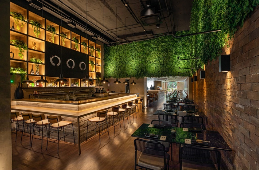 Restaurante japonês presenteia casais com garrafa de vinho