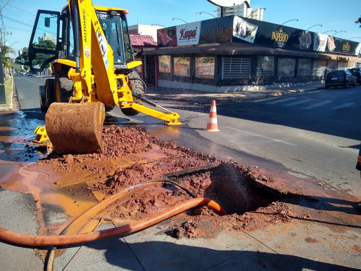 ROMPIMENTO DE REDE NA AVENIDA 36  (10/06)