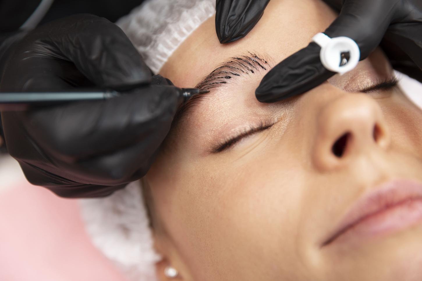 TENDÊNCIAS EM MICROPIGMENTAÇÃO  E CÍLIOS RETOMAM NATURALIDADE DE OLHOS E LÁBIOS 