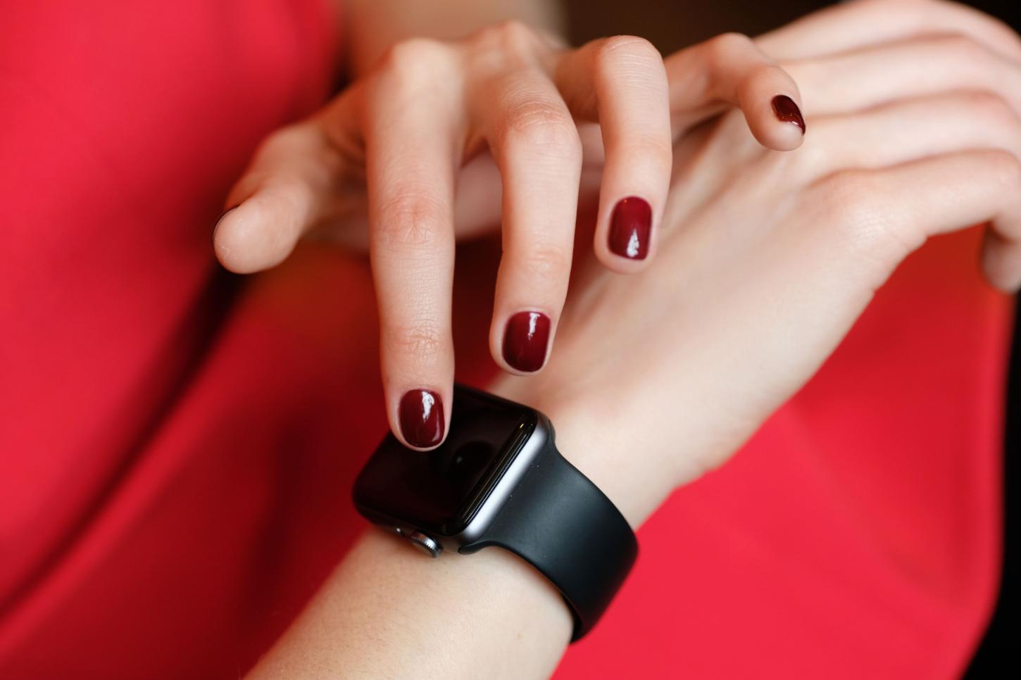 VERMELHO CEREJA, TONS TERROSOS E METALIZADOS SÃO TENDÊNCIAS NAILS APRESENTADAS EM PALESTRAS NA PROFESSIONAL FAIR EM BH