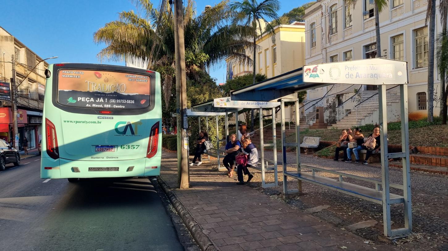 Novos Abrigos de Ônibus Começam a Ser Instalados