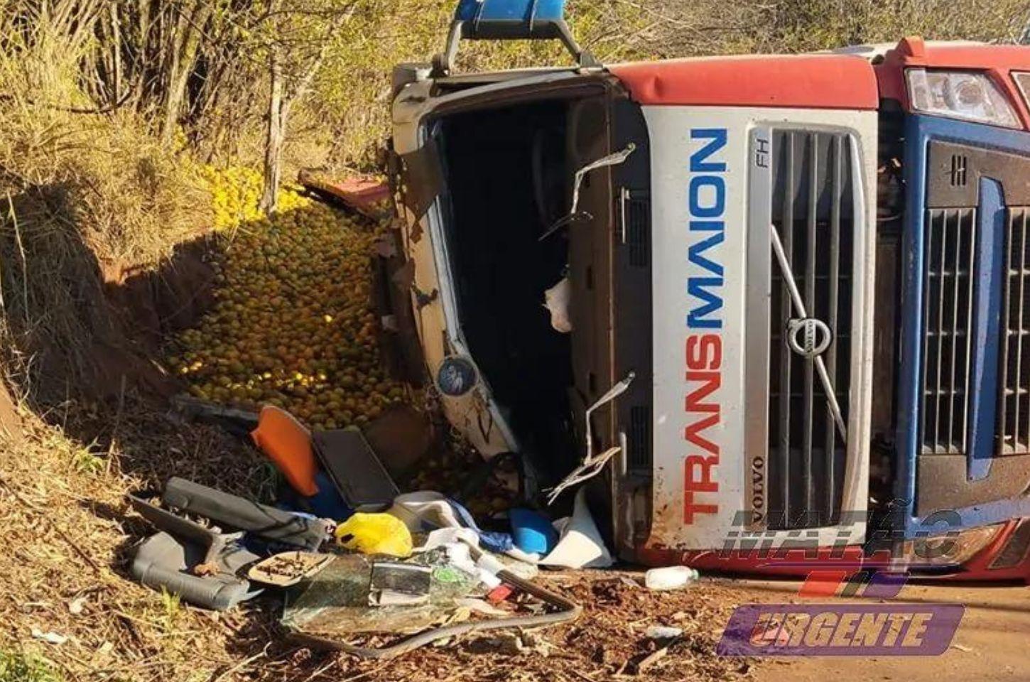 Acidente em Matão: Caminhão tomba na Rodovia do Pescador com carga de laranja