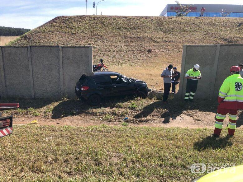 Carro Perde Controle e Colide com Muro na SP-215