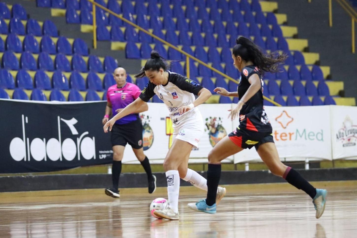 Futsal Feminino de Araraquara empata com São Carlos na estreia