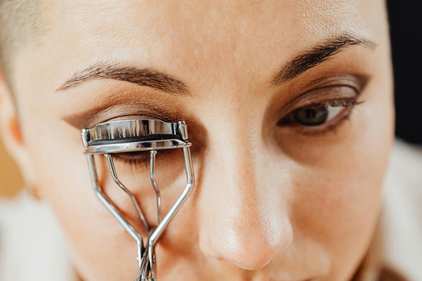 INFLUENCIADOR PASSA POR CIRURGIA OCULAR APÓS USO DE OBJETO SEM HIGIENIZAÇÃO