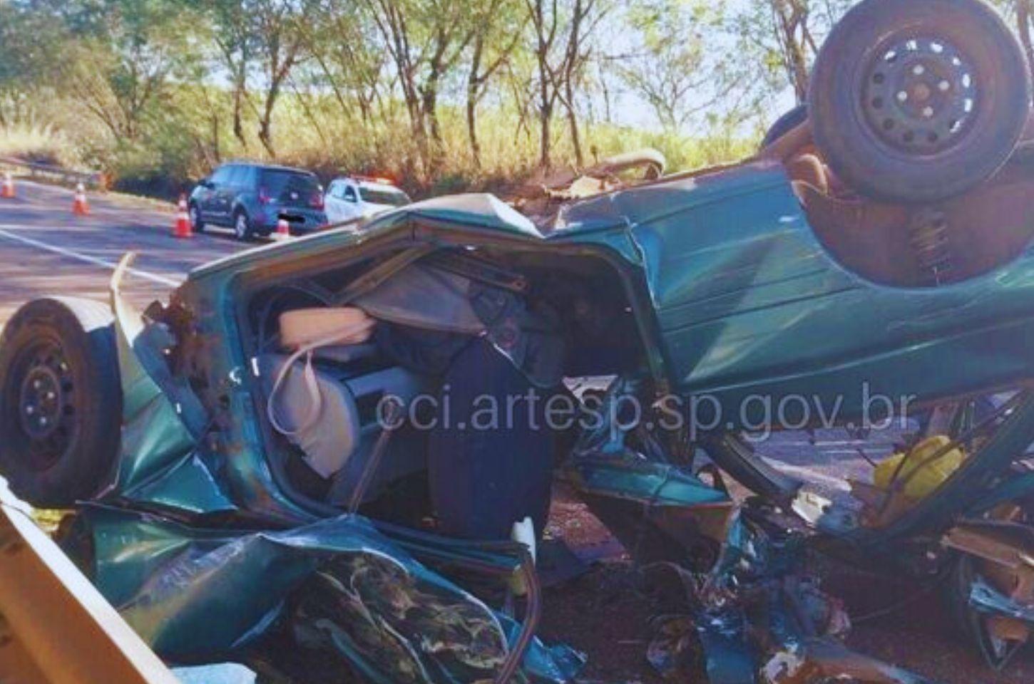Mulher morre em colisão frontal entre carro e ônibus na SP-255