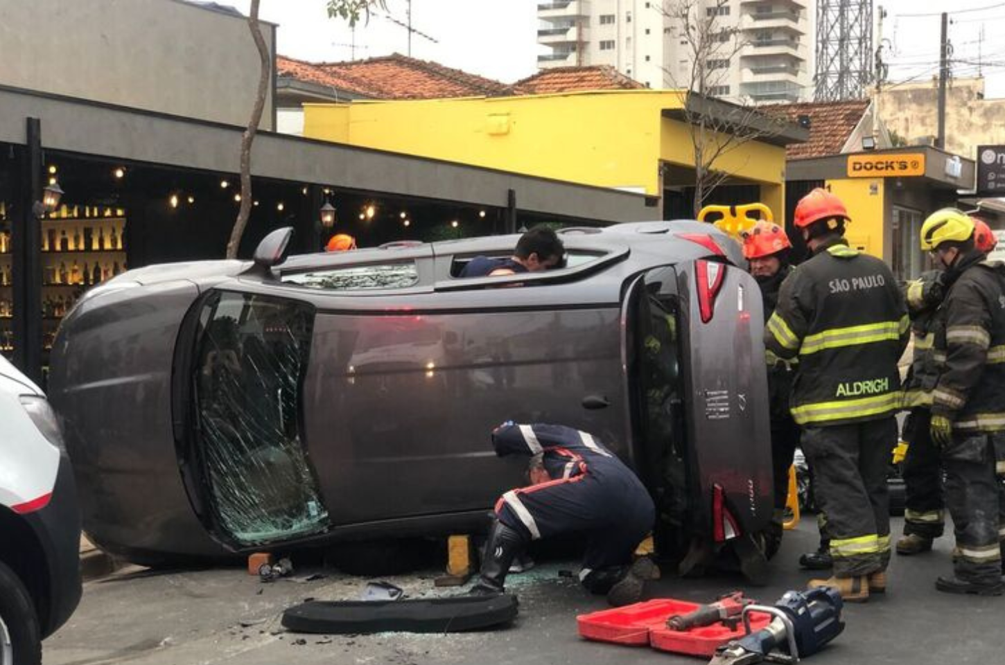 Celta ignora sinal de pare e provoca capotamento na região