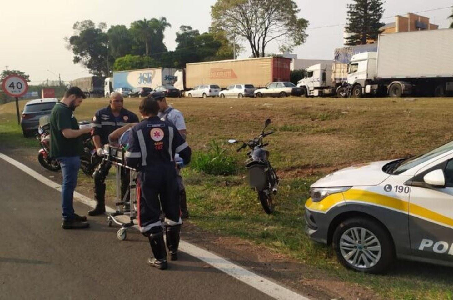Motociclista sofre possível fratura em acidente na SP-310