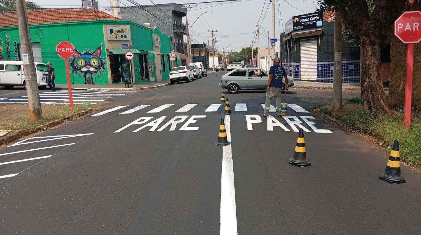 Sinalização viária é renovada em diversos bairros de Araraquara