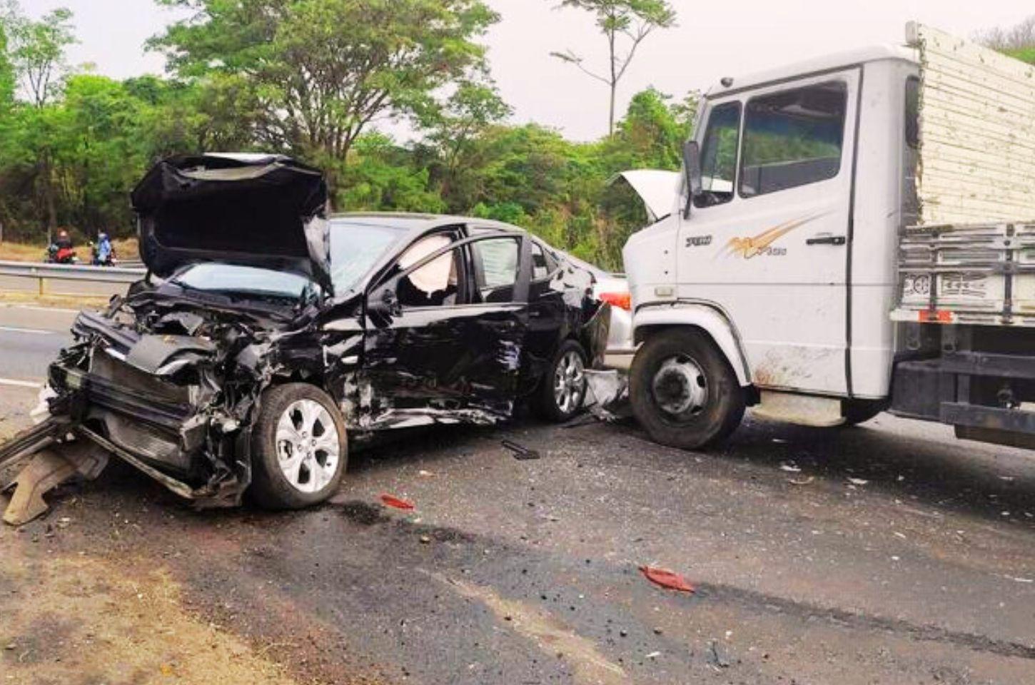 Mulher ferida após acidente na rodovia Washington Luís