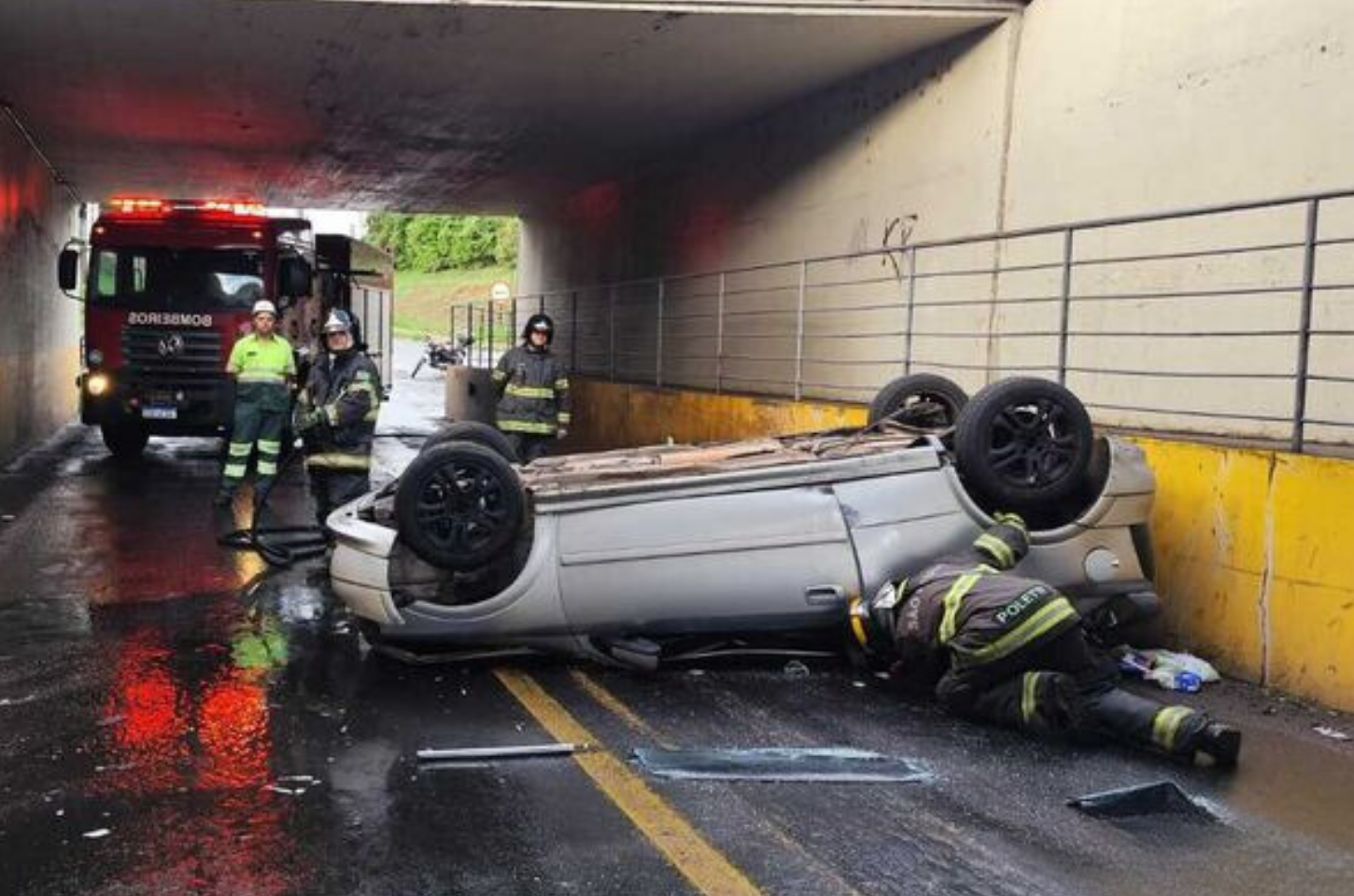 Veículo despenca de viaduto na Washington Luís