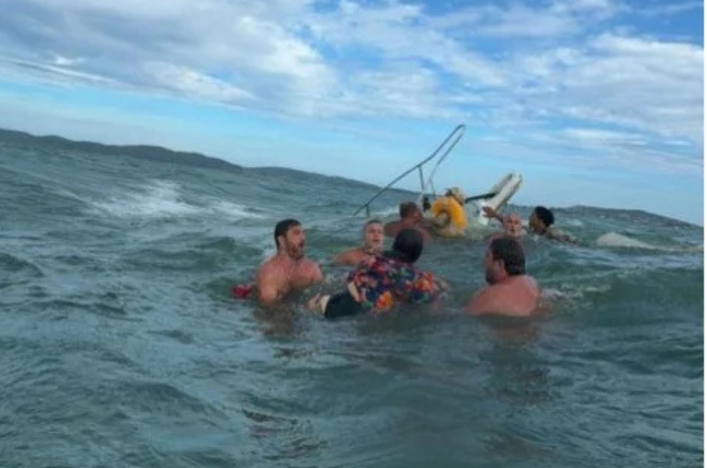 Lancha com 18 pessoas naufraga em Búzios
