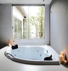 Banheira de canto: otimize espaço com sofisticação