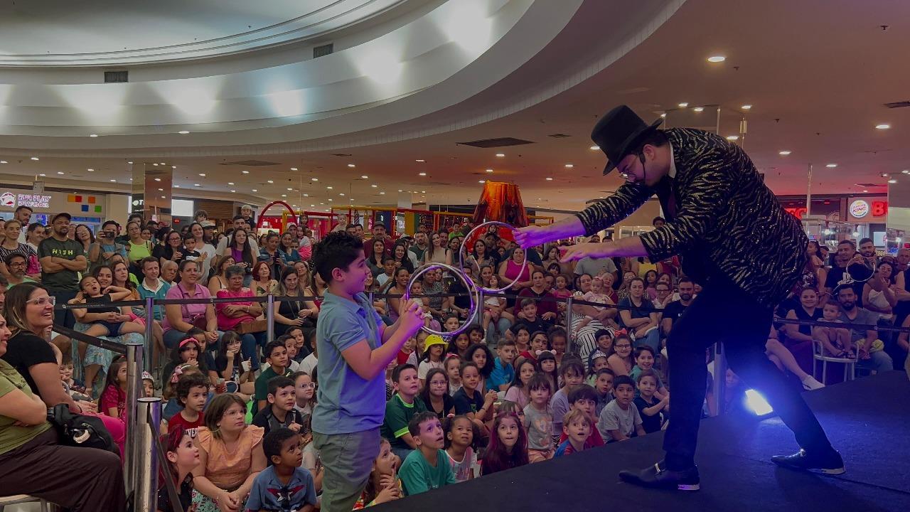 Domingo tem Show de Mágica com Felipe Label no Shopping Jaraguá