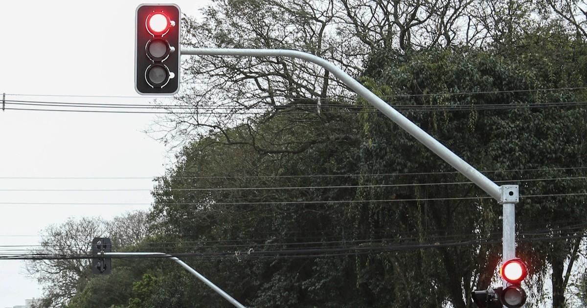 Instalação de semáforo na Rua Padre Duarte com Av. Portugal visa evitar acidentes