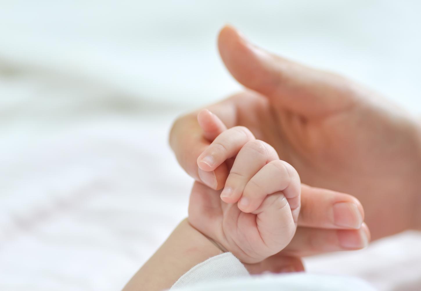 MÃOS DO BEBÊ INDICAM EVOLUÇÃO ADEQUADA OU PROBLEMAS