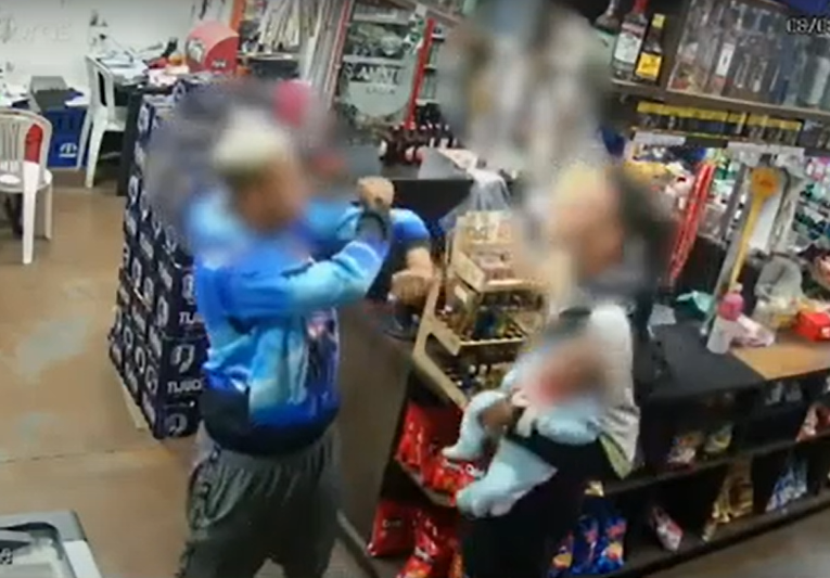 VÍDEO | Discussão violenta em distribuidora de bebidas coloca bebê em perigo na Região