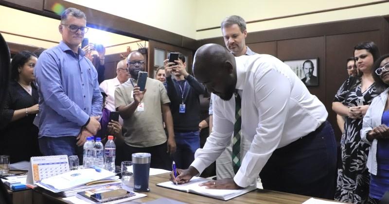 João Clemente toma posse e retorna à Câmara de Araraquara como vereador