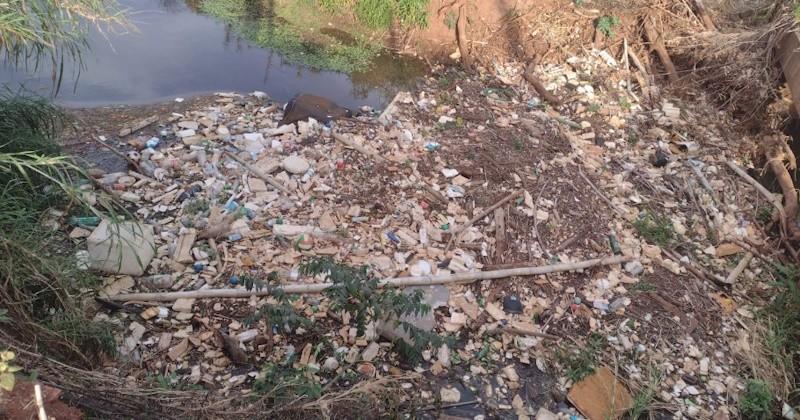 Limpeza e roçada do Córrego Ribeirão do Ouro são solicitadas à Prefeitura