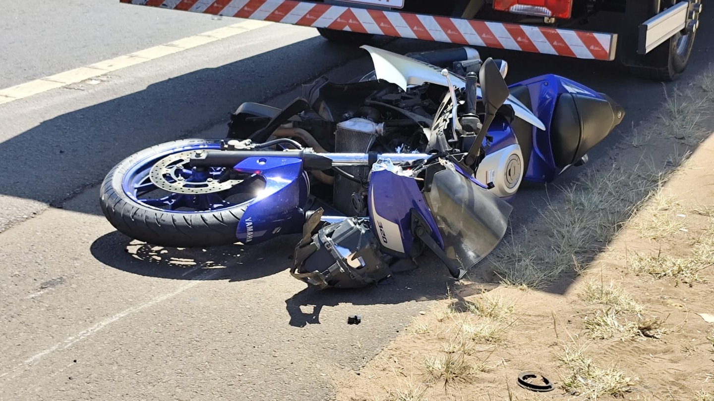Jovem motociclista fica ferido em acidente na estrada do Broa