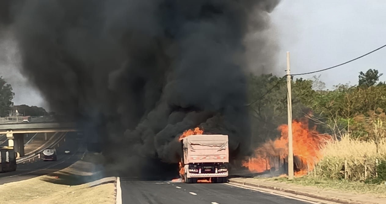 🔥 CHAMAS! Um incêndio em um caminhão carregado com argila, causado por um pneu estourado, mobilizou equipes de emergência na Rodovia Washington Luís, em Santa Gertrudes.