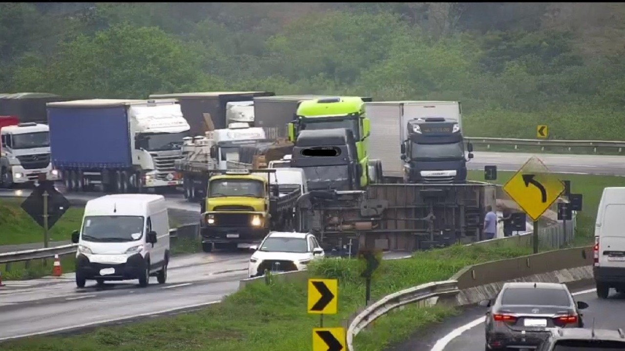 Tombamento de utilitário na SP-310 causa 3 km de congestionamento na região