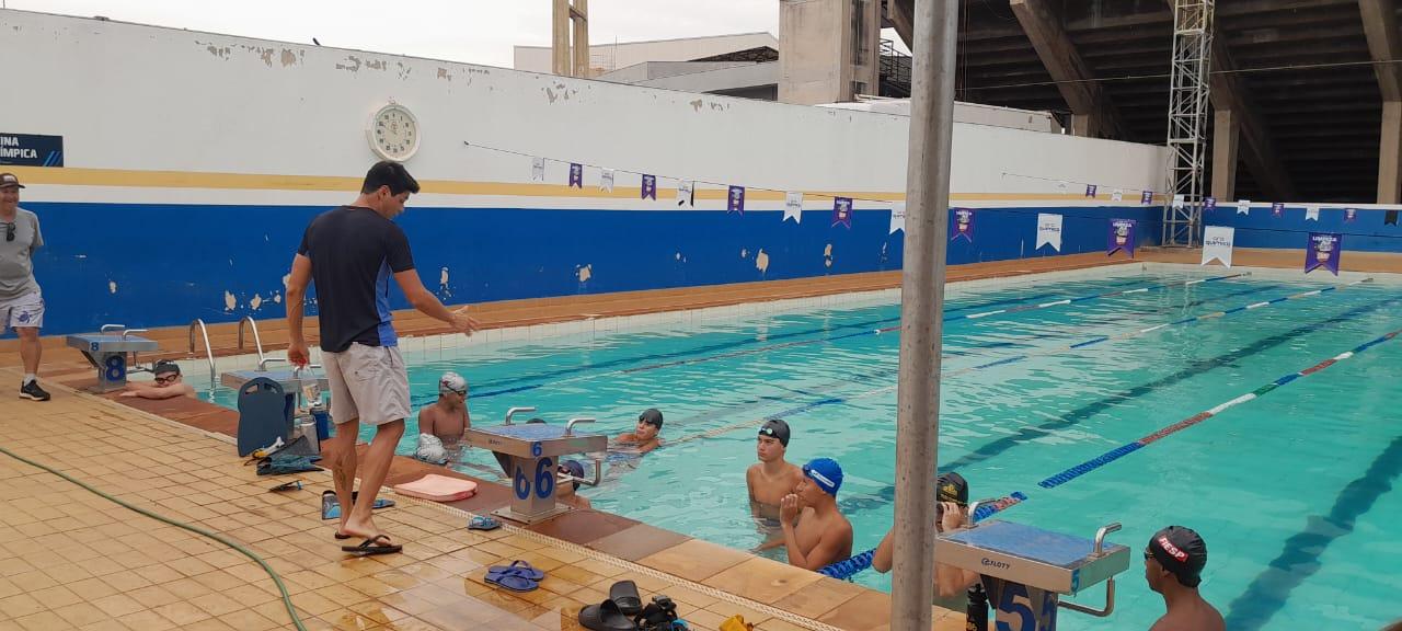 Fábio Santi faz avaliação técnica e elogia atletas de natação de Araraquara