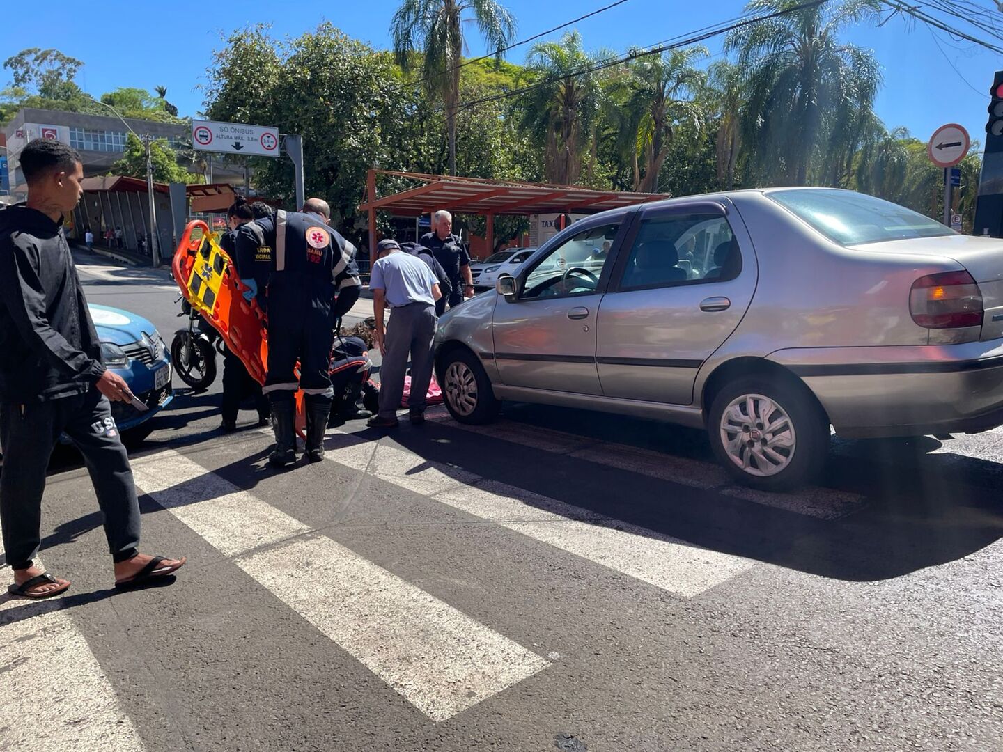 Colisão entre carro e moto deixa grávida de 6 meses ferida