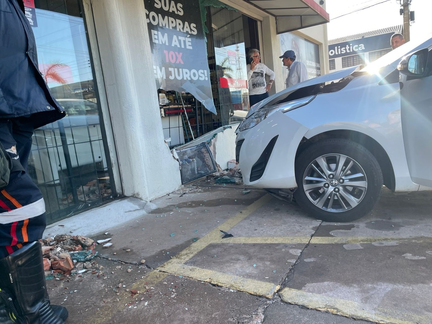Mulher de 66 anos se envolve em acidente ao estacionar