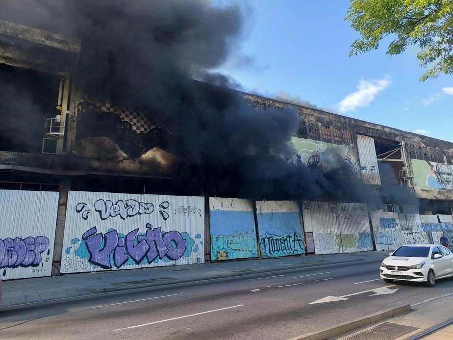 Incêndio atinge barracão de escola de samba na zona portuária do Rio