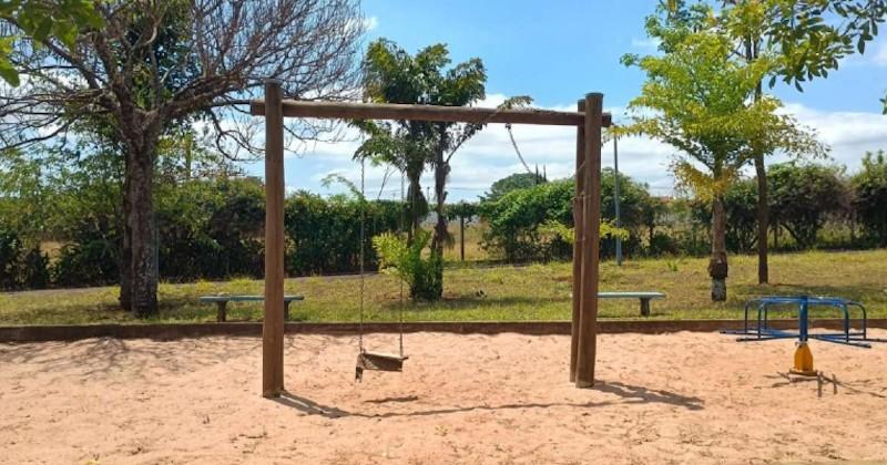 Manutenção urgente é sugerida para playground de Centro Esportivo na Vila Melhado