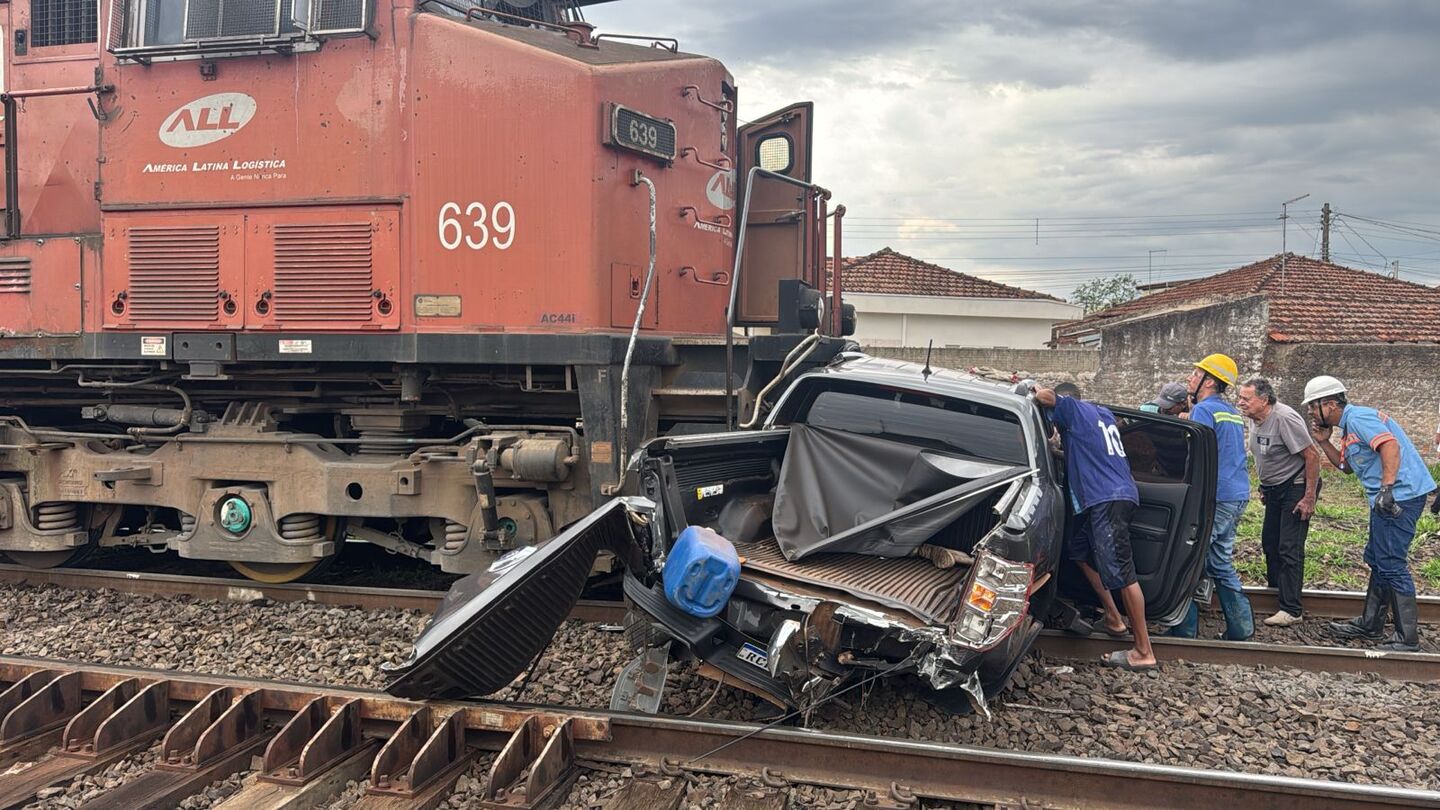 Motorista de 76 anos morre após caminhonete ser atingida por trem na região
