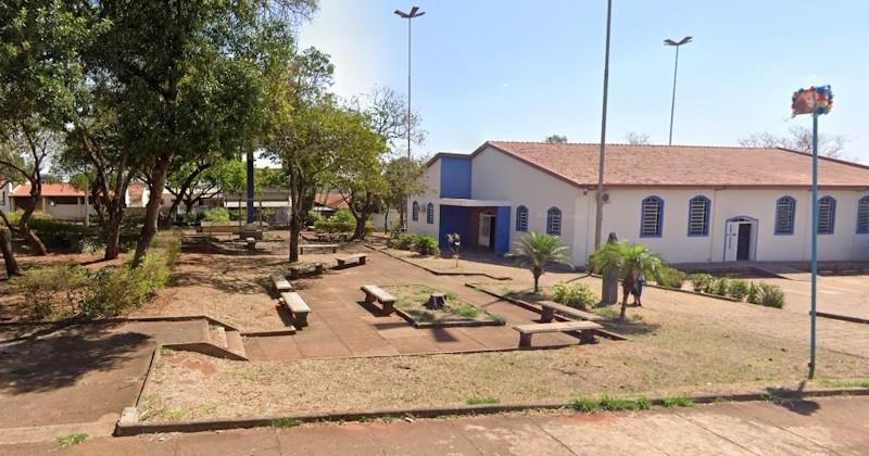 Praça da Igreja São João Batista, em Araraquara, precisa de bebedouro e lixeiras