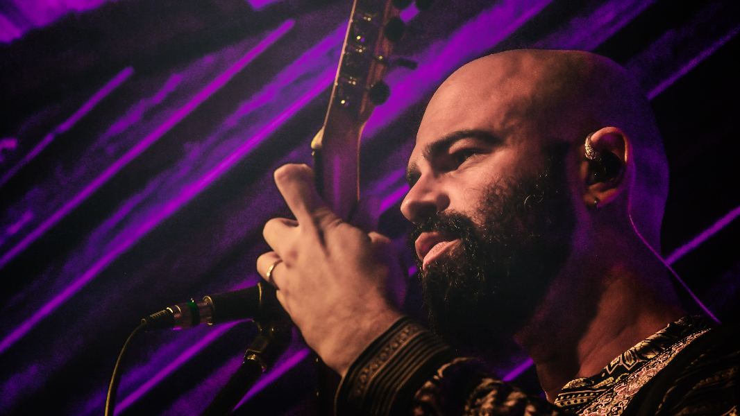 Show “Minha Voz” de Bruno Sanches combina MPB, viola caipira e reflexões existenciais