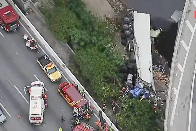 Caminhão cai de ponte na capital paulista e deixa quatro feridos