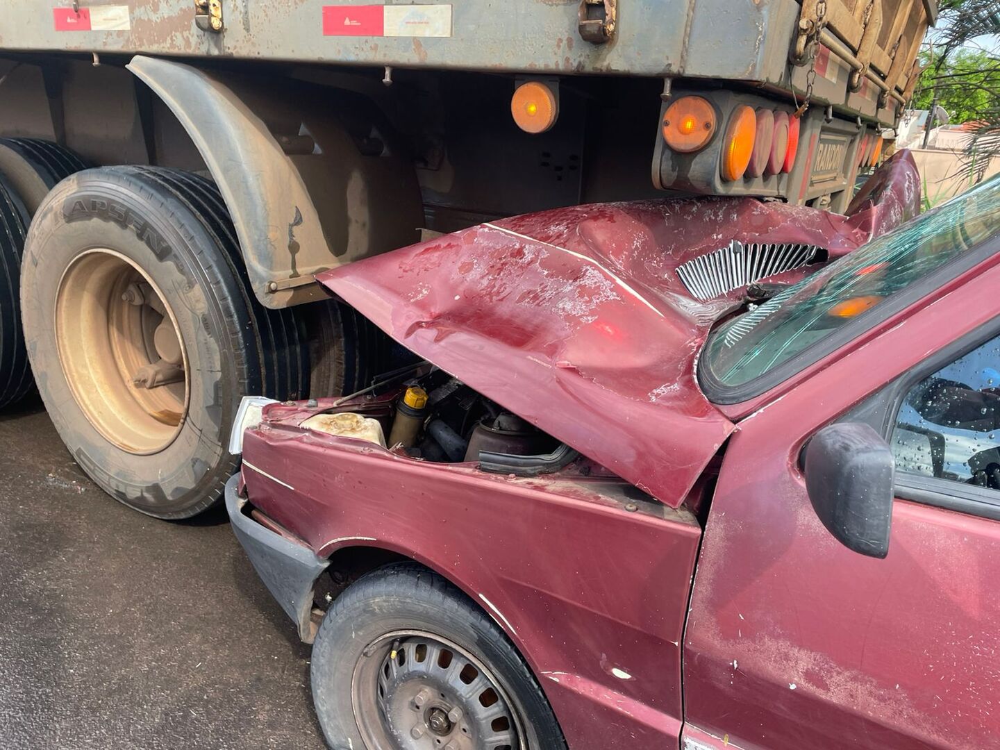 Acidente grave na região: Carro bate em caminhão na estrada