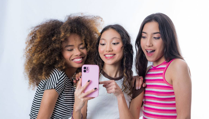 Como se divertir com as amigas em uma festa do pijama +18: ideias criativas, leves e inesquecíveis