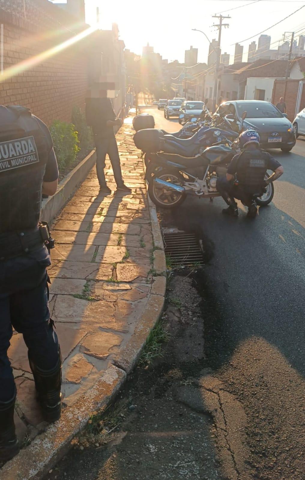 Flagrante! GCM prende homem por adulteração de placa de motocicleta