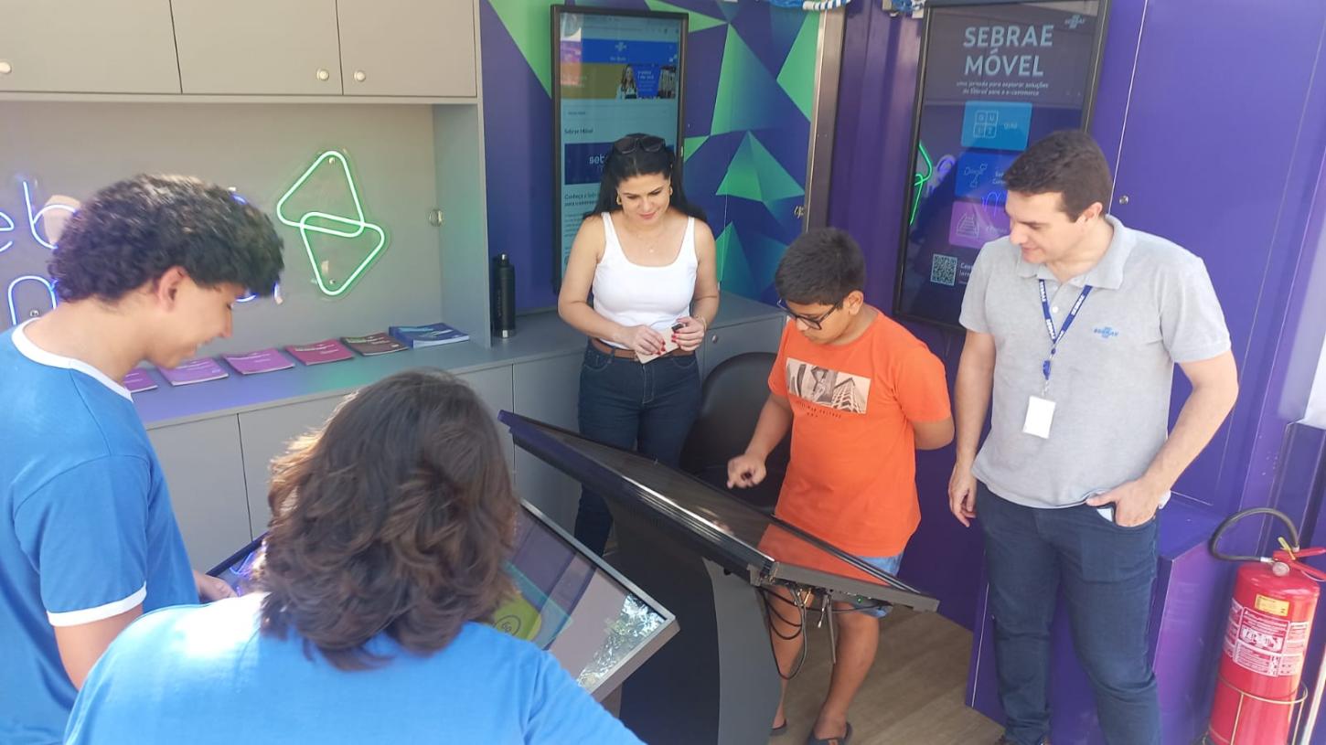 unidade do Sebrae Móvel se destaca por proporcionar ao público uma vivência empreendedora interativa