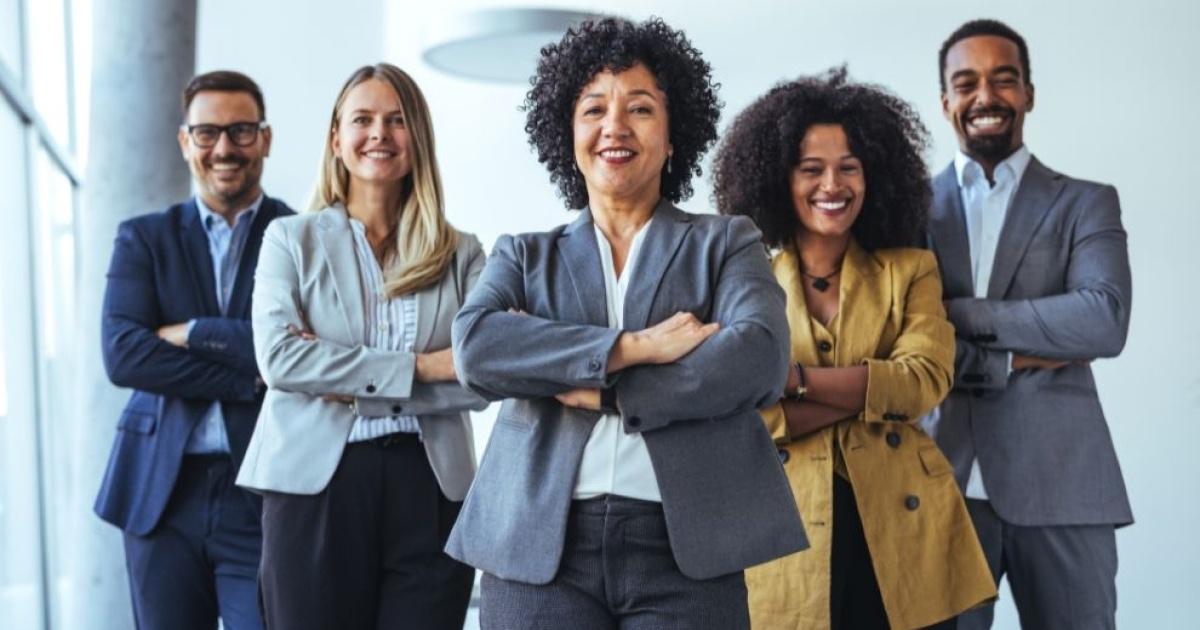 Estratégias de mercado: Ajustes de custos e confiabilidade nas indústrias emergentes