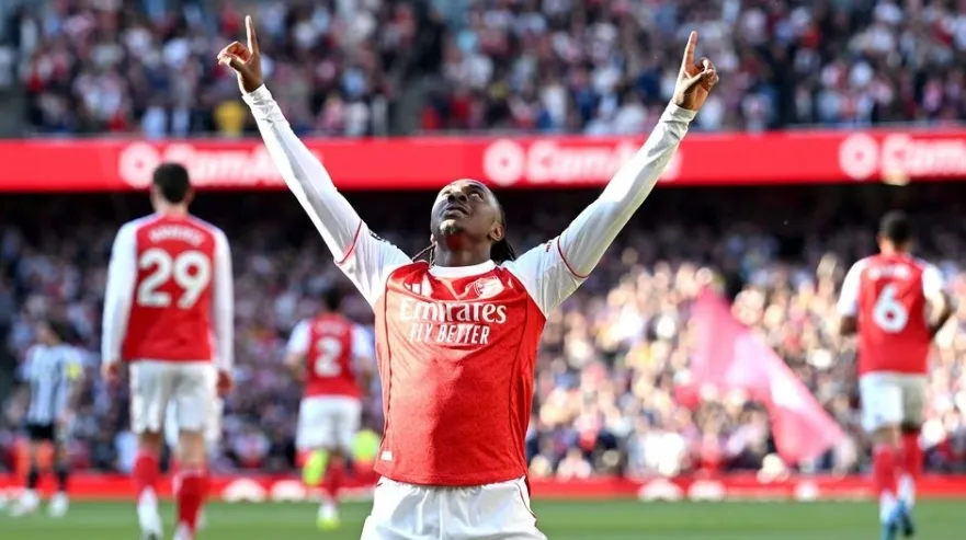 Arsenal derrota Newcastle e recupera a ponta da Premier League