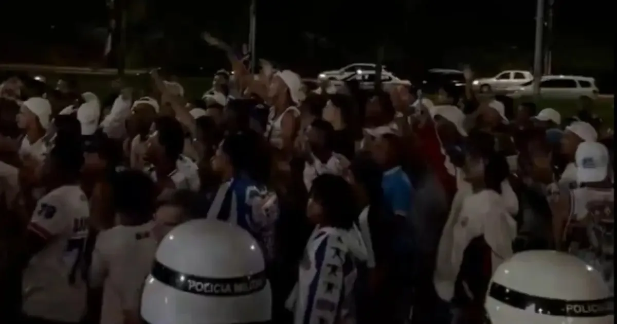 Torcida do Bahia protesta e equipe deixa estádio por rota alternativa